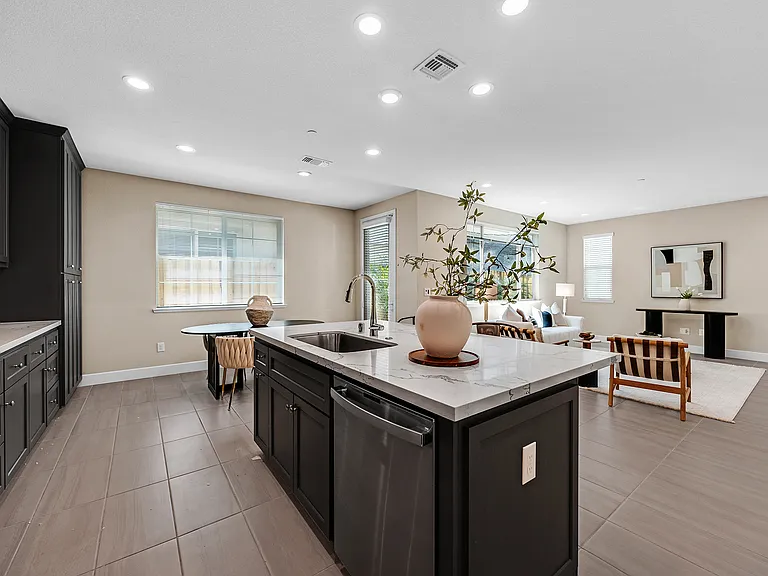 464 E Yarrow Pl — Photo 13