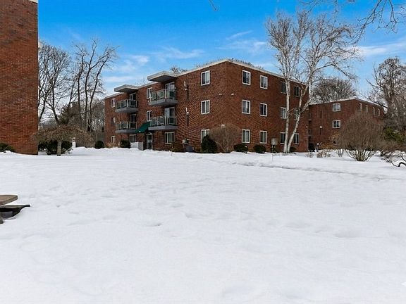4th image of 300 Commercial St APT 23
