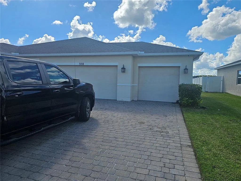 3 bed, 2.0 bath, 2087 sqft, $1,925 — Photo 3