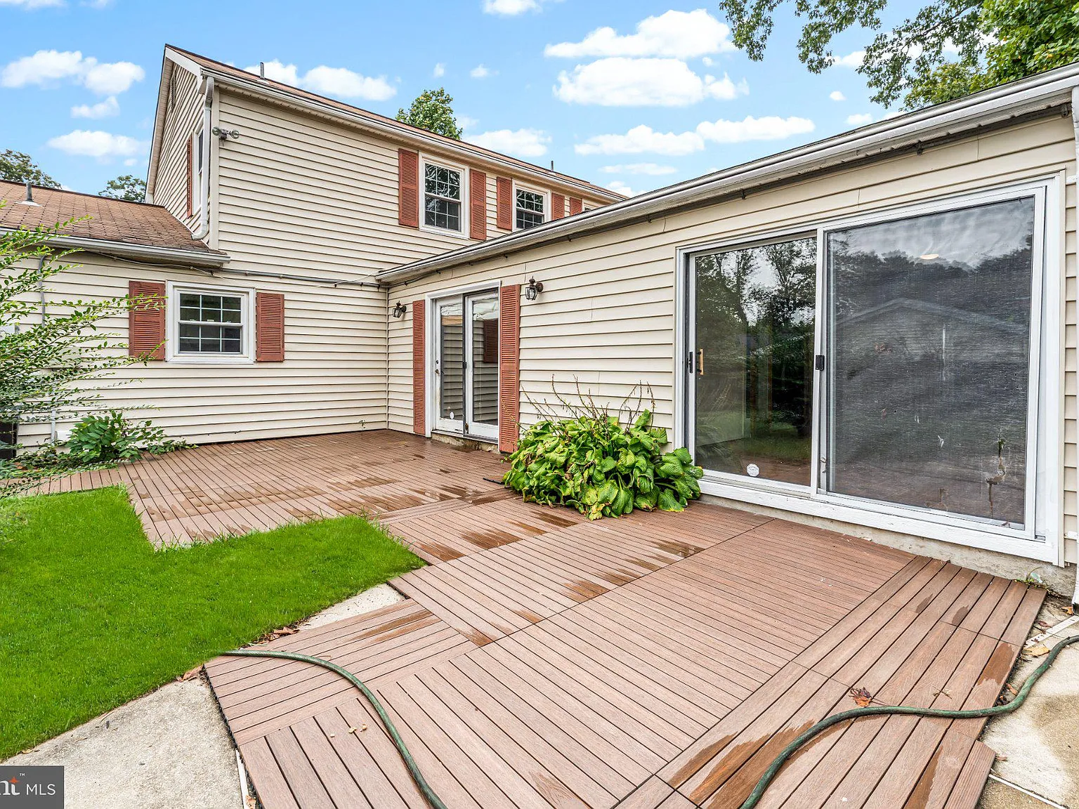 4 bed, 2.5 bath, 2320 sqft, $3,600 — Photo 3