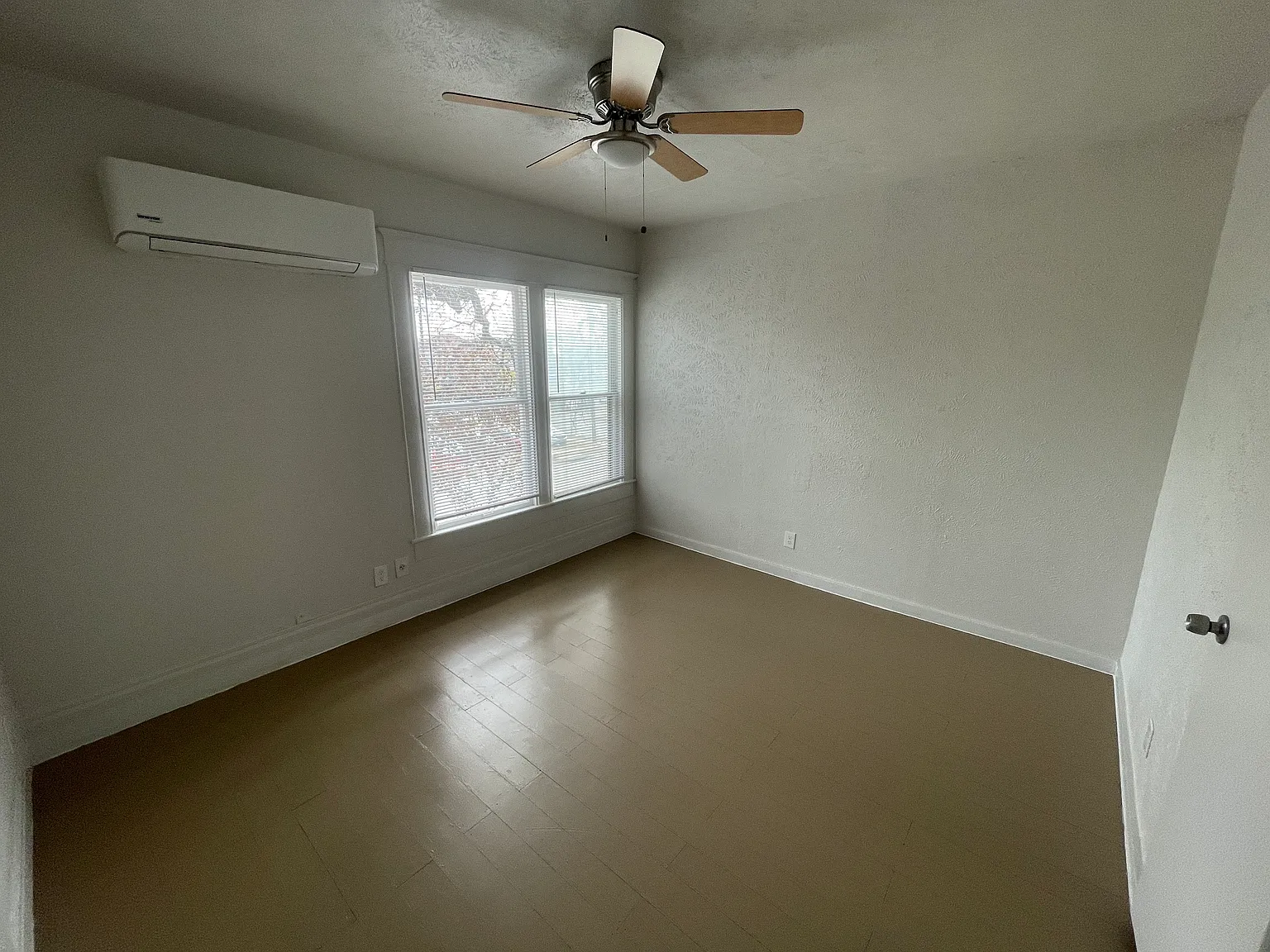 1410 W Oak St — Photo 3