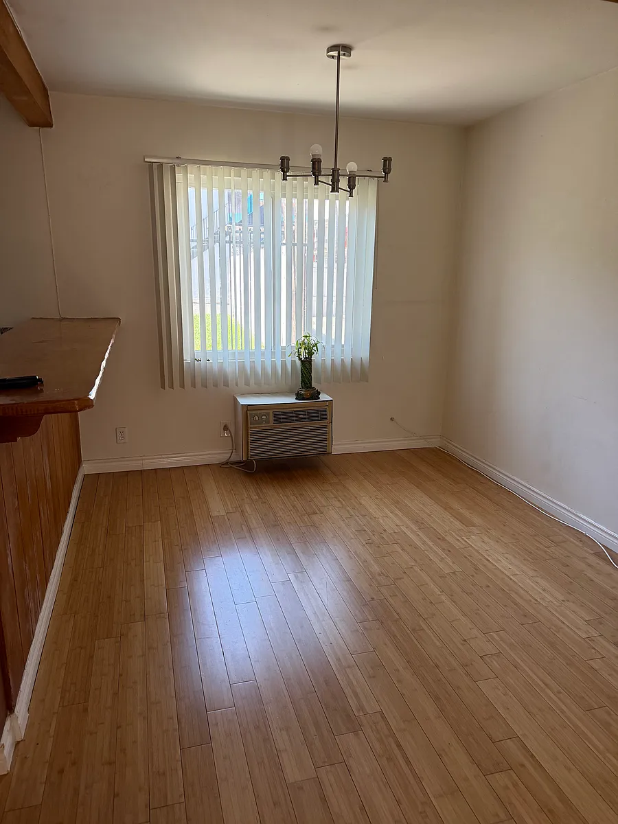 Building Photo - 15484 Moorpark St #1