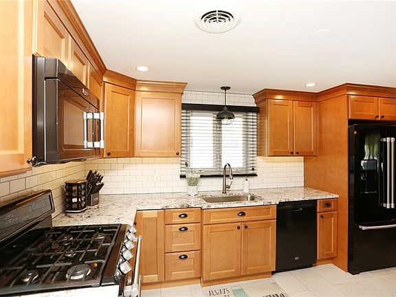 3rd image of 305 Hamilton Ave