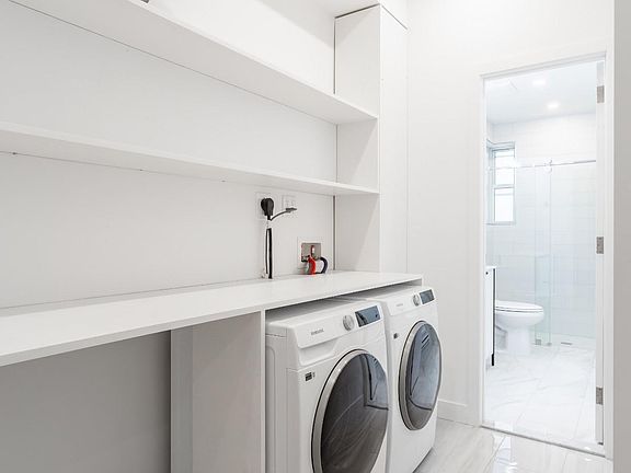 4th image of 309 E 10th St APT 6