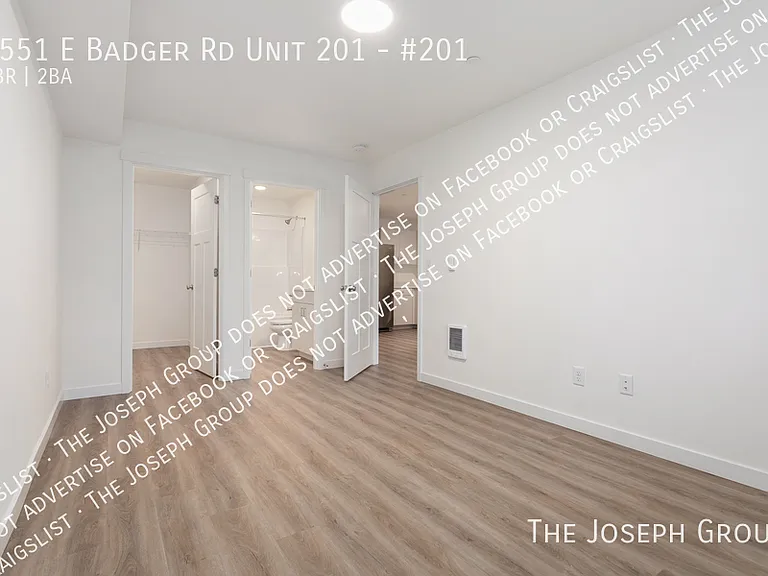 Town's Edge Apartments - 1555 E Badger Rd — Photo 20