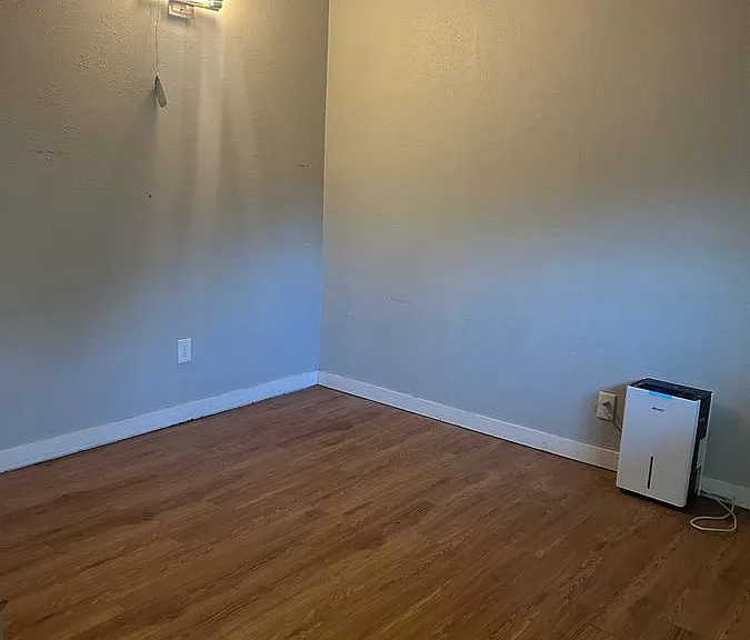 909 Victoria Ave #1 — Photo 2