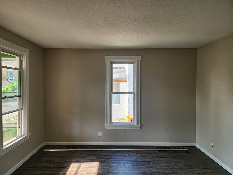 1913 University Ave NE — Photo 55