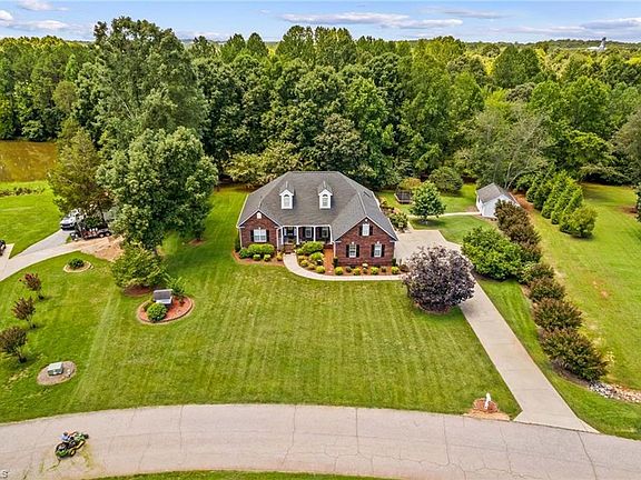 4th image of 276 Falcon Crest Ln