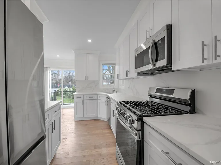1 Manhasset Ave #B — Photo 15