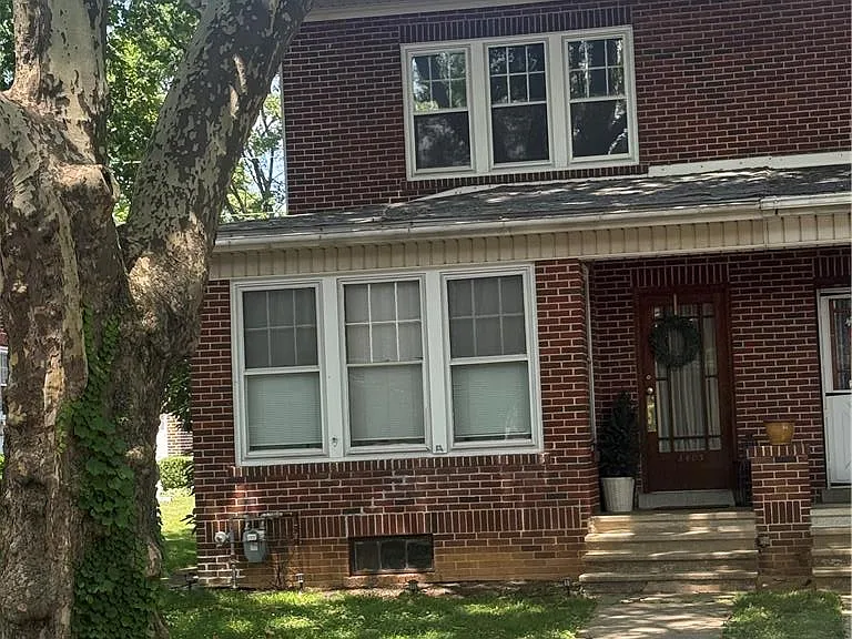 2403 W Allen St #2 — Photo 1