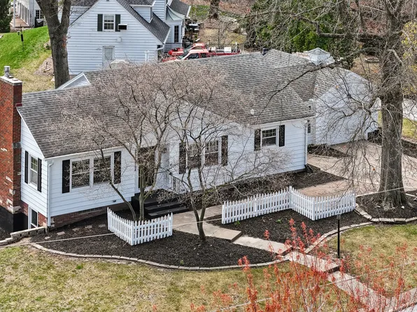 315 Crestline Dr, Bettendorf, IA 52722