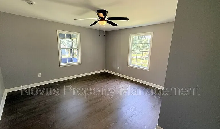 223 Waddell St — Photo 9
