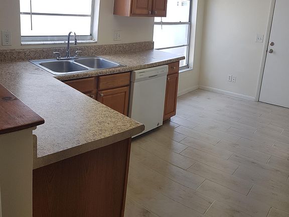 4th image of 305 Regal Park Dr
