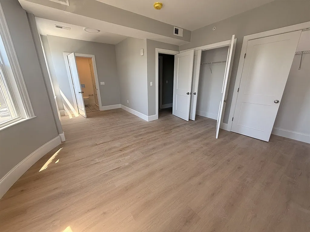 4 bed, 4.0 bath, 1600 sqft, $5,250 — Photo 2