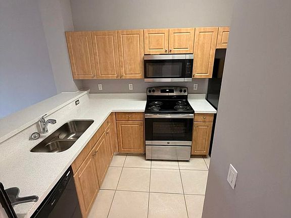 5th image of 607 SE 13th Pl APT 203