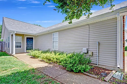 2712 Riverbend Dr Photo 1