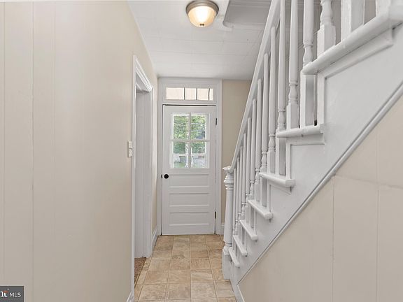 5th image of 206 S Queen St