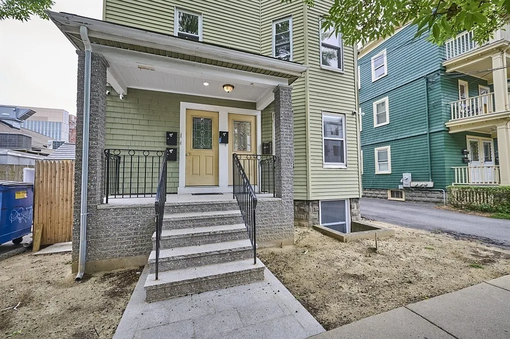 3 bed, 1.0 bath, 1100 sqft, $3,000 — Photo 2