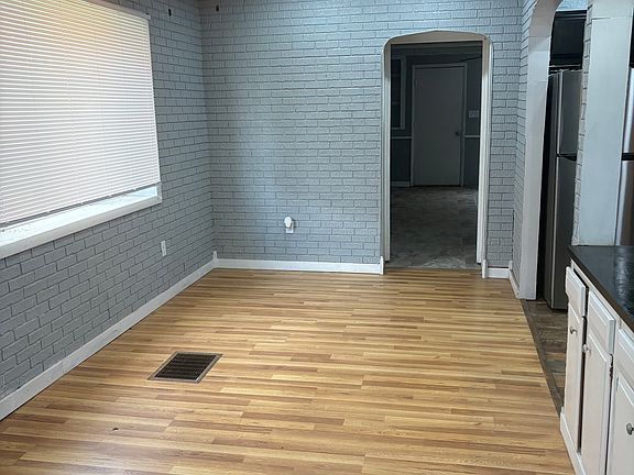 3rd image of 12 E 5th Ave