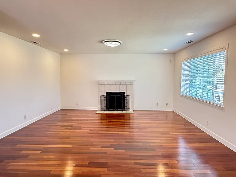 4246 Woodcrest Dr — Photo 11
