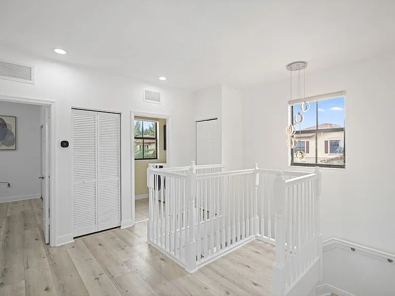 10016 NW 89th Ter — Photo 23