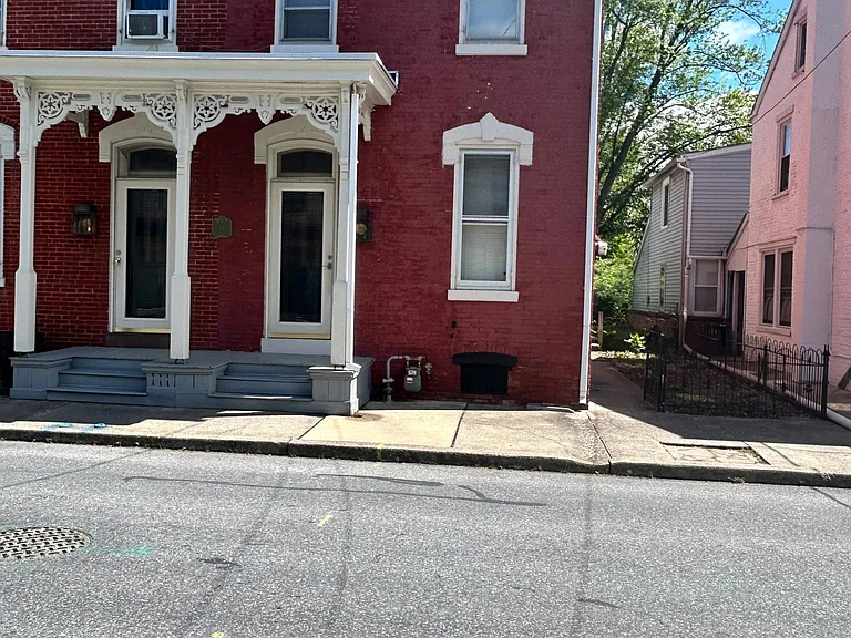 79-79 N Charlotte St — Photo 1