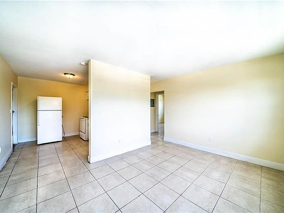 4th image of 16851 NE 21st Ave APT 20