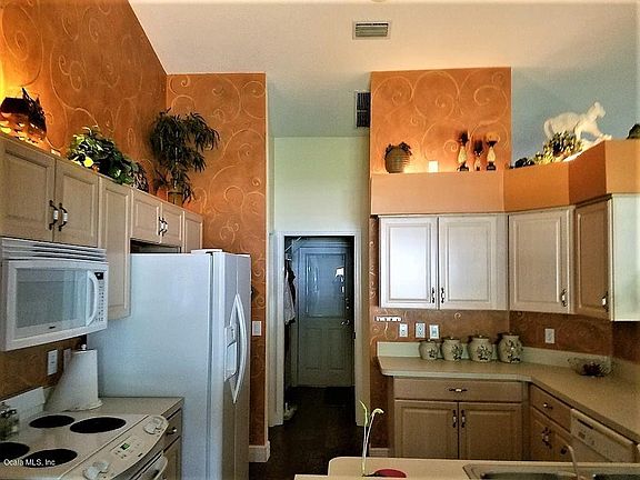 5th image of 2727 N Canterbury Lake Dr