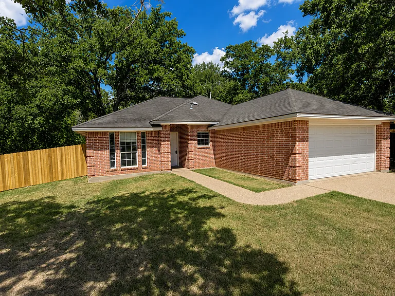 2404 Jaguar Ct — Photo 3