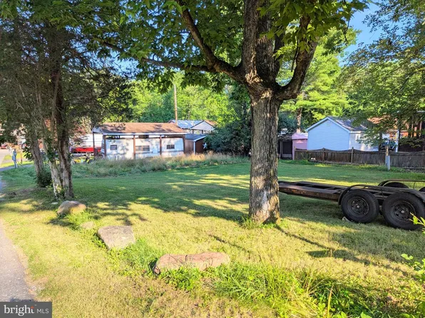 4 & 5 Jollywood Rd, Falling Waters, WV 25419