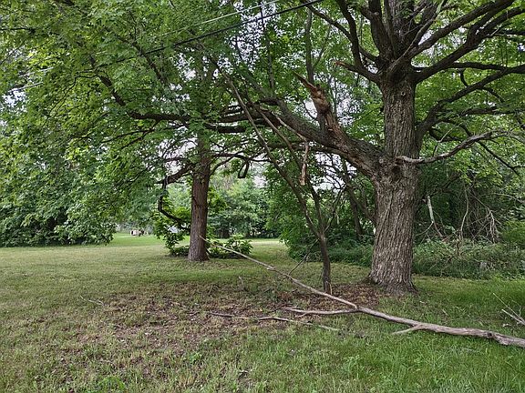 4th image of 210 Grand Blvd