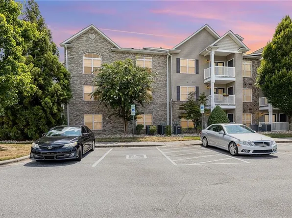 7100 W Friendly Ave Unit 203, Greensboro, NC 27410