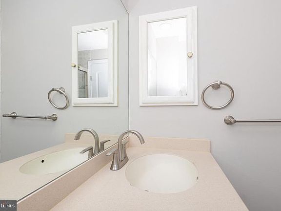 5th image of 10761 Jeanes St