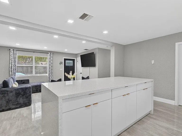 800 NW 6th Ave — Photo 11