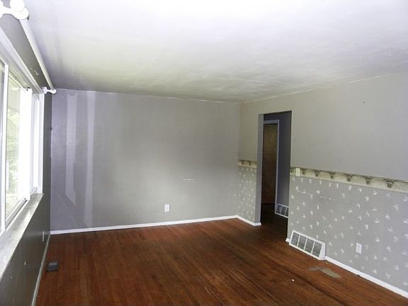 3rd image of 110 Brookwood Dr