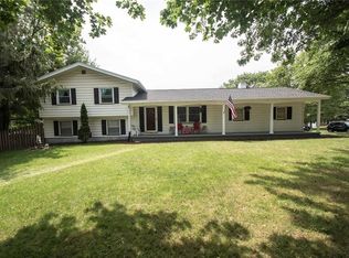 8 Paddy Hill Dr, Rochester, NY 14616