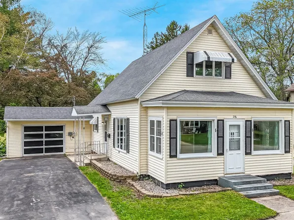 216 Maple St, Redgranite, WI 54970