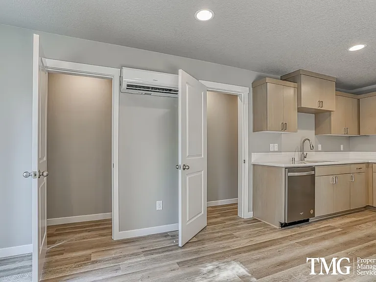 4802 NE 37th Ct — Photo 2