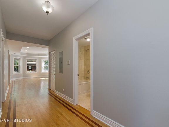 3rd image of 530 W Cornelia Ave APT 2S