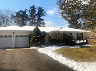4 Half Acre Ct, Smithtown, NY 11787