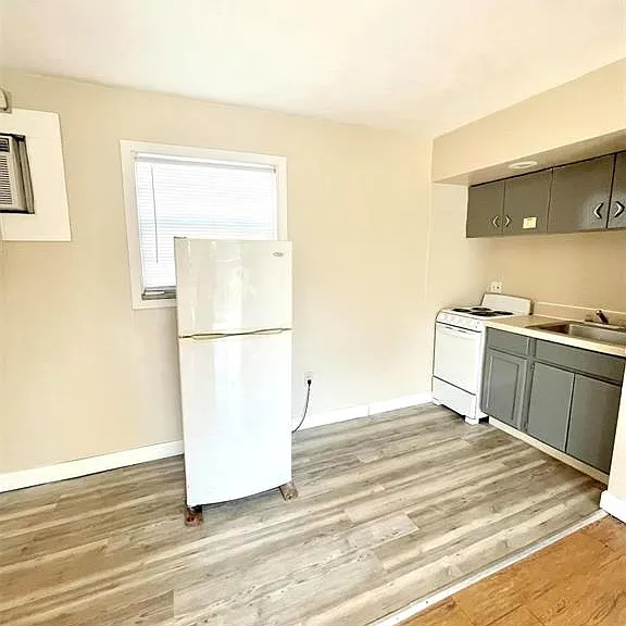 9902 W Main St #4 — Photo 3