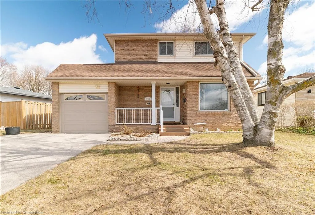220 Cedarwoods Cres photo 1