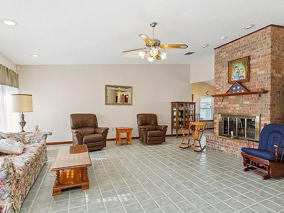 3rd image of 4 Ashland Dr