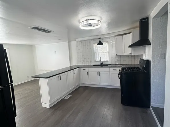 526 Pershing Ave, Machesney Park, IL 61115