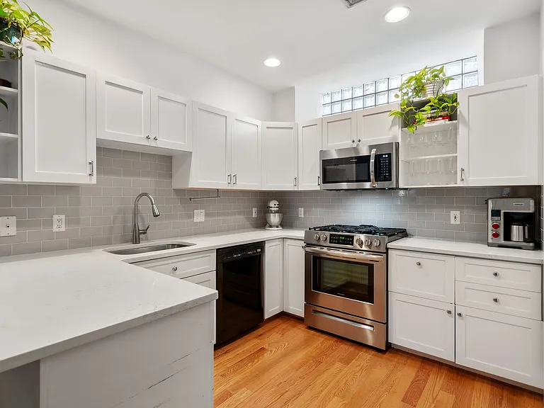 509 E 8th St #1 — Photo 6