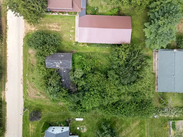 1143 432nd Ave, Clinton, IA 52732