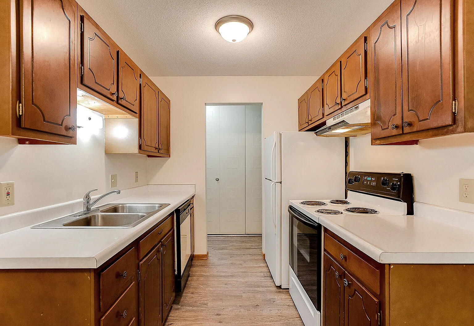 Cambridge Court Apartments — Photo 1