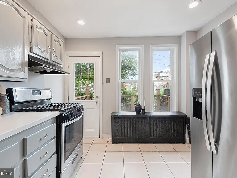 130 E Randall St — Photo 21