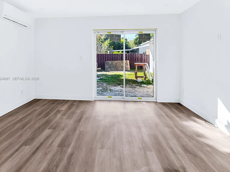 1520 NE 14th Ter — Photo 10