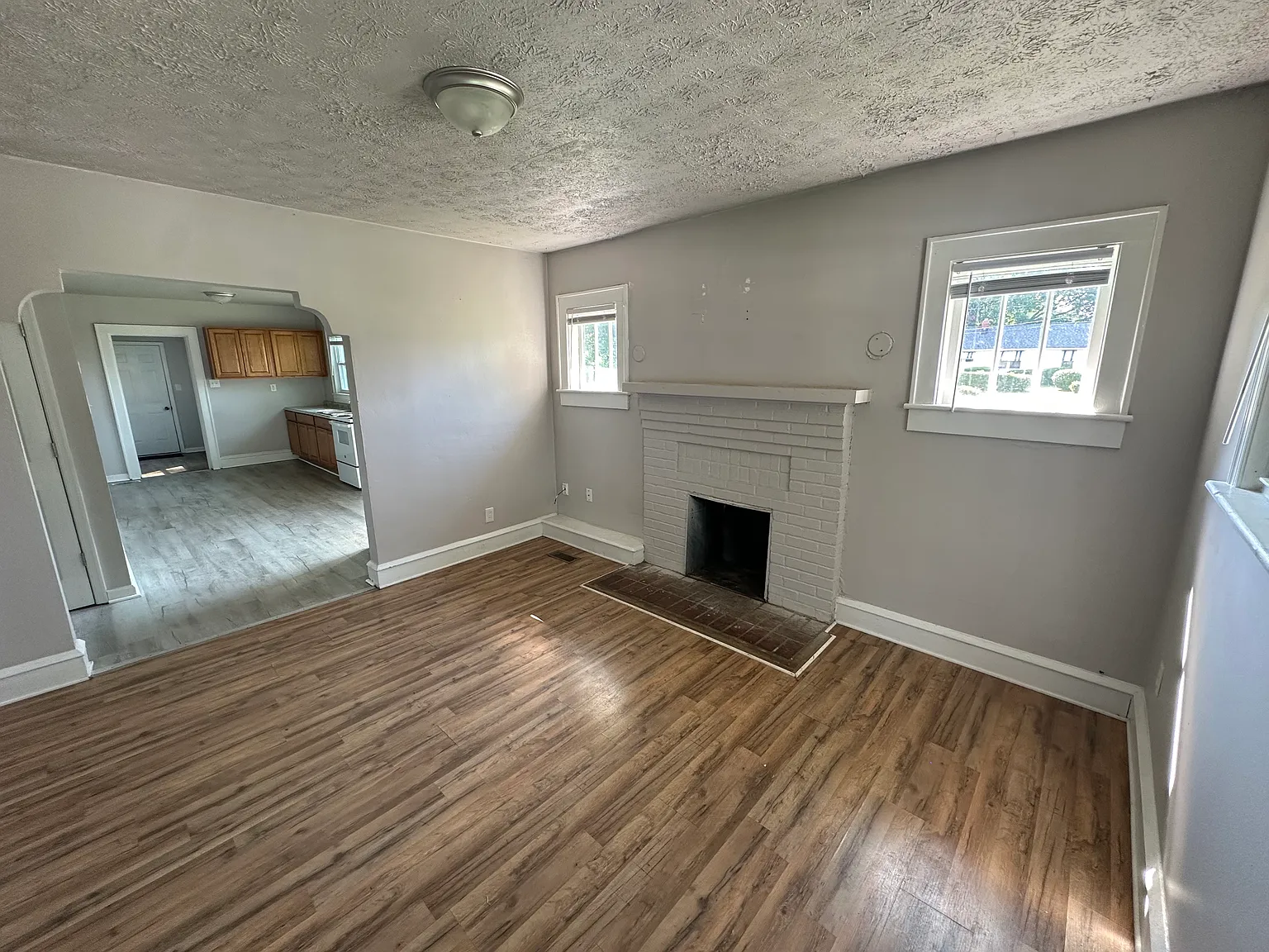 6 bed, 1950 sqft, $2,185 — Photo 2